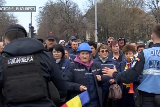 Peste 1000 de mineri protesteaza la Guvern cerand pastrarea locurilor de munca In Piata Victoriei se afla