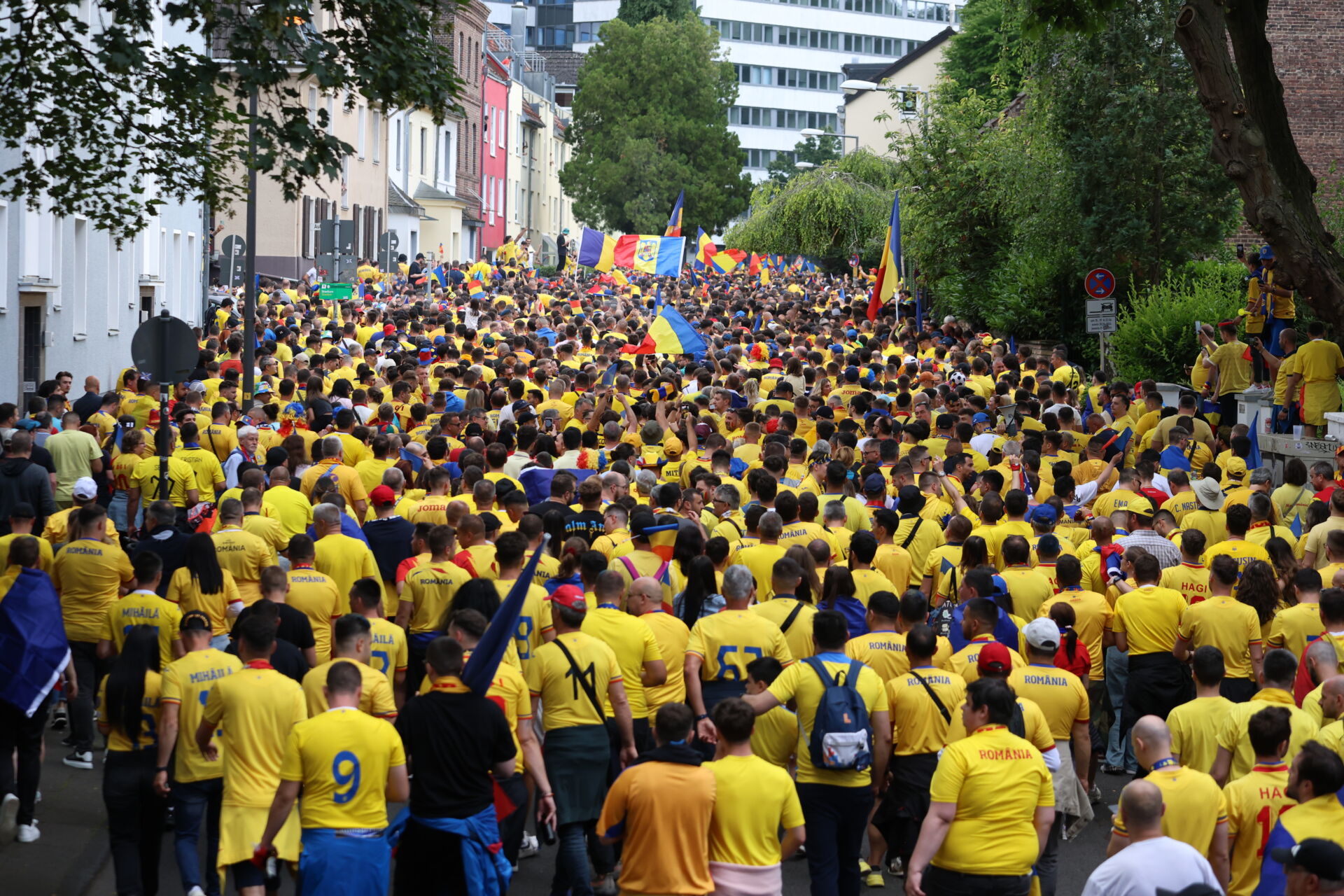 Peste 3000 de fani romani la meciul Turcia Romania
