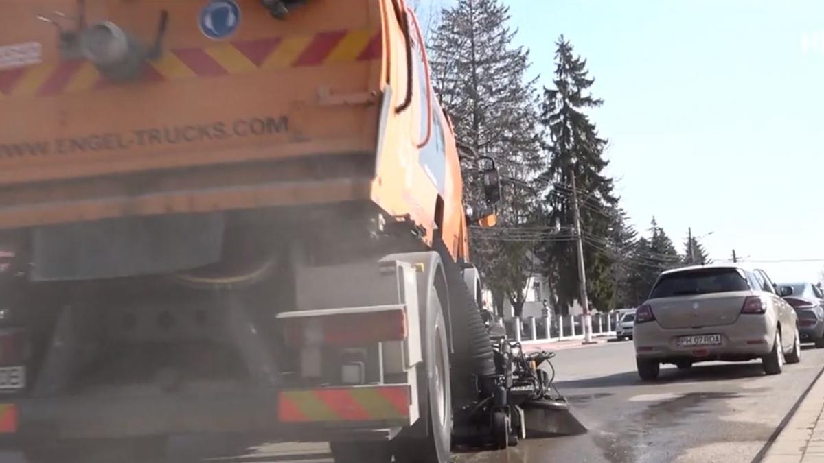 Primarul unui oras din Romania economiseste conducand el insusi utilajele de curatenie dupa