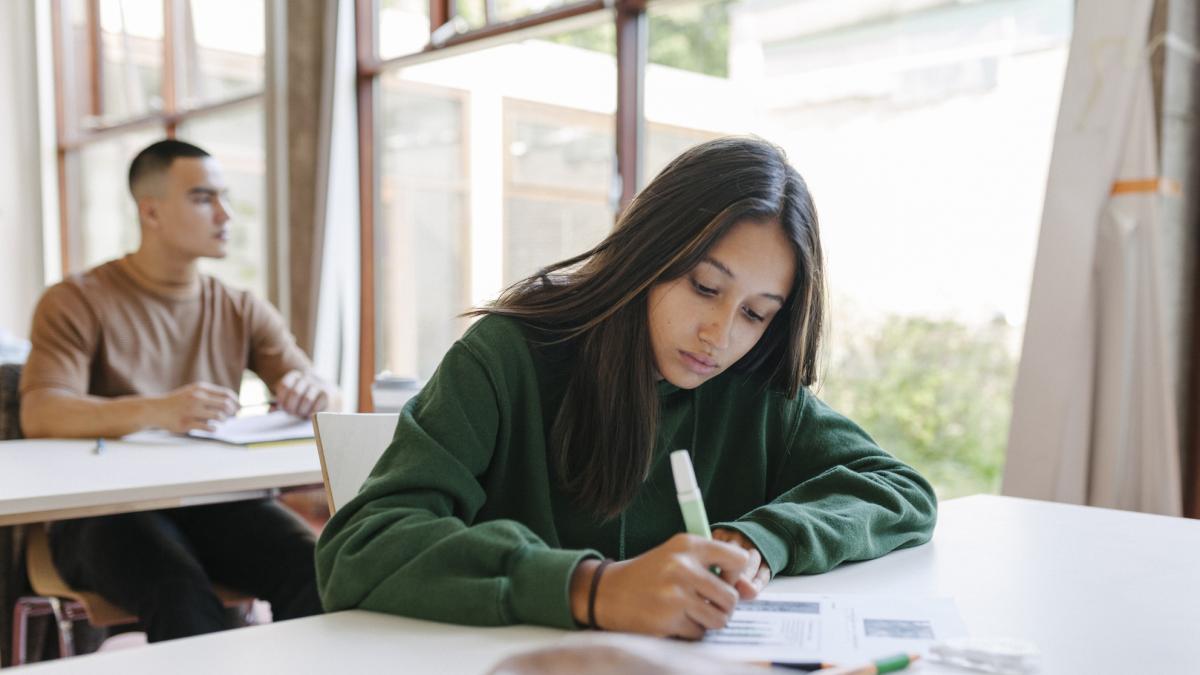 Simularea Evaluarii Nationale 2026 Elevii sustin marti examenul scris la Matematica in timp ce altii 1