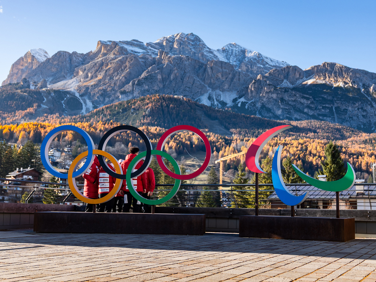 Sportivii au schiat in pantaloni scurti si tricouri la Jocurile Paralimpice de la Milano Cortina