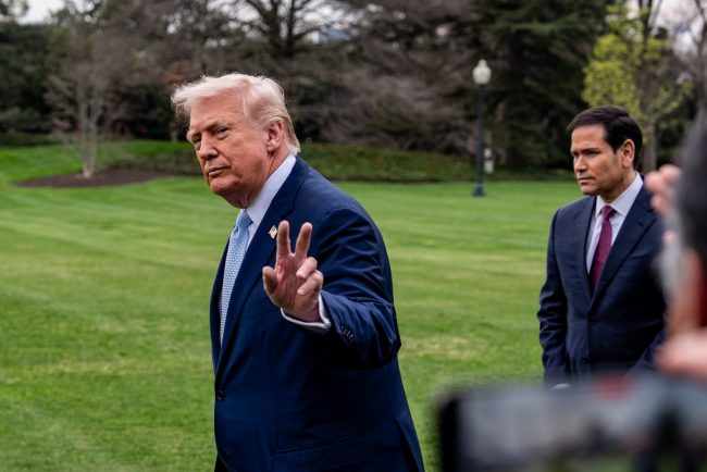 Trump ameninta ca va trimite ICE in aeroporturi in contextul confruntarii cu DHS