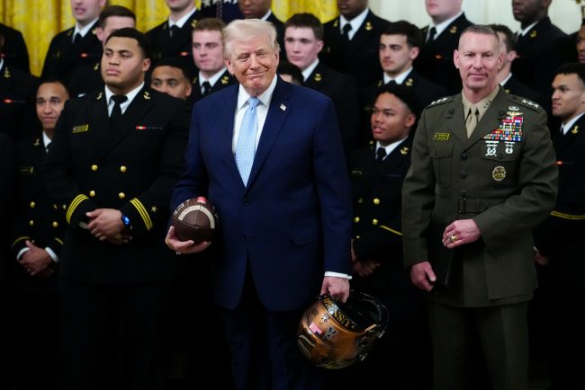 Trump foloseste meciul Army Navy pentru a spori presiunea asupra posturilor de televiziune