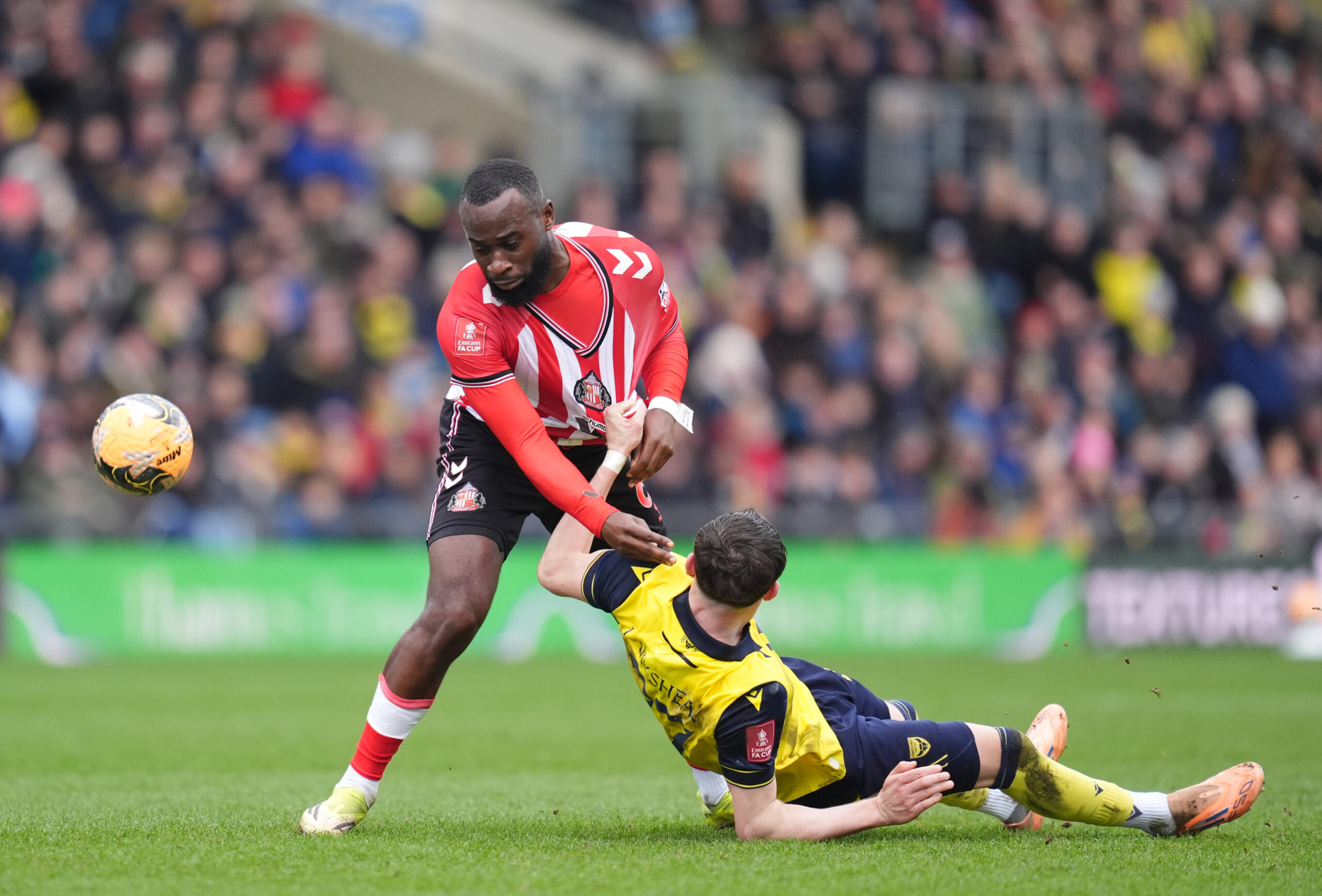 Un meci din Premier League suspendat temporar din cauza insultelor discriminatorii