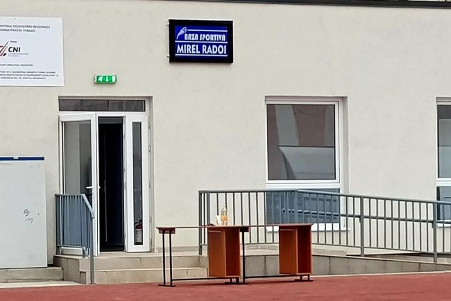 actualul antrenor de la fcsb are o baza sportiva ce ii poarta numele in orasul sau natal baza sportiva mirel radoi a fost inaugurata la malul dunarii