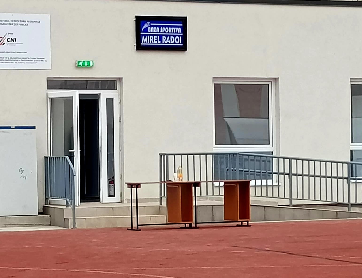actualul antrenor de la fcsb are o baza sportiva ce ii poarta numele in orasul sau natal baza sportiva mirel radoi a fost inaugurata la malul dunarii