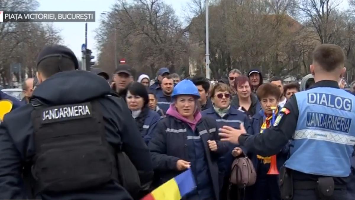 peste 1000 de mineri protesteaza in fata guvernului cerand sa nu fie concediati in piata victoriei se afla 1