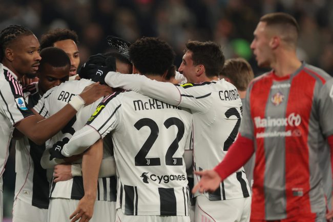 Juventus invinge Genoa si se aproape la un punct de zonele de Champions League