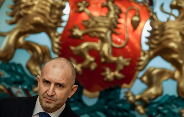 Pilotul de vanatoare Rumen Radev incearca sa depaseasca impasul politic din Bulgaria