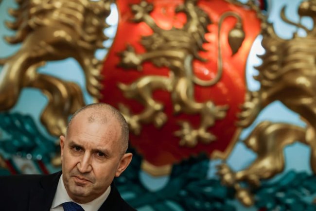 Pilotul de vanatoare Rumen Radev incearca sa depaseasca impasul politic din Bulgaria