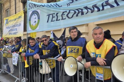 Sindicaliștii din Educație au protestat cu sirene și vuvuzele în fața Ministerului: „Nu ne obligați să…”