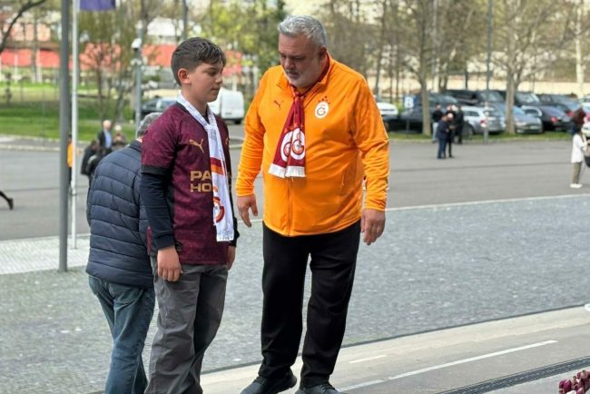 Suporter Galatasaray venit din Turcia la inmormantarea lui Mircea Lucescu Toate galeriile il adorau