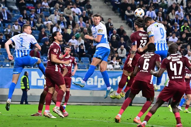 Universitatea Craiova invinge CFR Cluj si se mentine la egalitate cu Universitatea Cluj in varful clasamentului Superligii