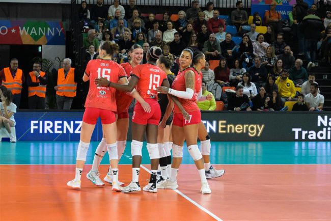 Volei Alba Blaj si Corona Braov se confrunta pentru ultimul loc in finala Diviziei A1 la volei feminin in urma unei calificari dramatice a CSO Voluntari