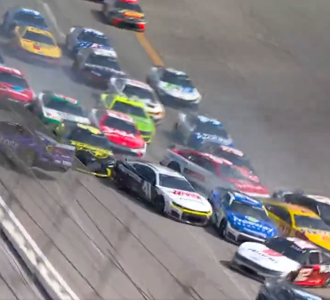 accident major in nascar zeci de masini au fost implicate