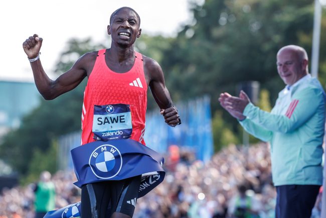 s a scris istorie record sabastian sawe a terminat primul maraton oficial in mai putin de doua ore