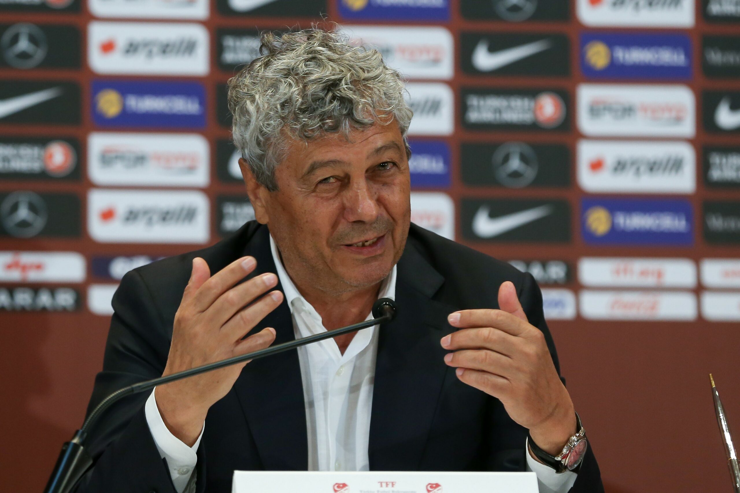 sicriul cu trupul lui mircea lucescu a sosit la arena nationala gica hagi ionut lupescu si ambasadorul turciei la catafalc