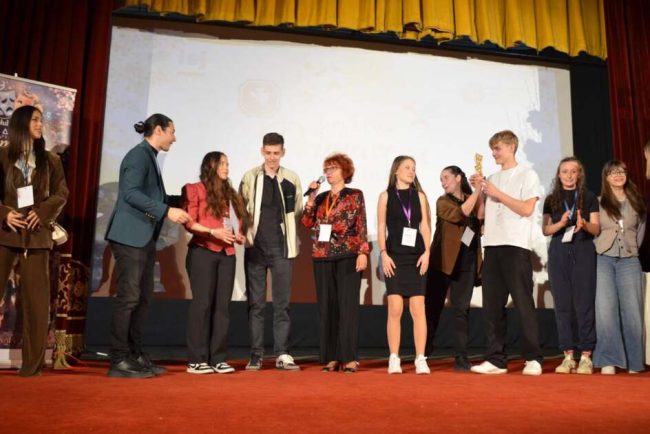 video triumf pe scena de la sinaia elevii de la ana aslan au transformat satira educationala intr un premiu national