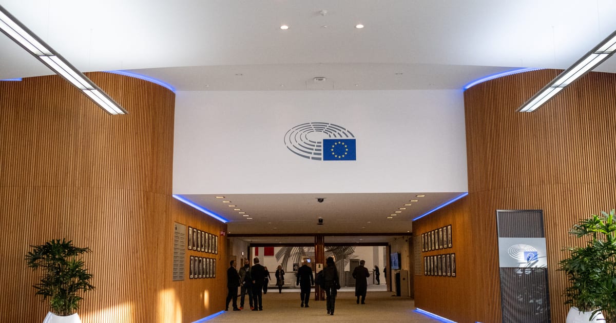 Europarlamentarul raspunde acuzatiilor de mancare falsa legat de felul de mancare cu caracatita servit in cantina Parlamentului European