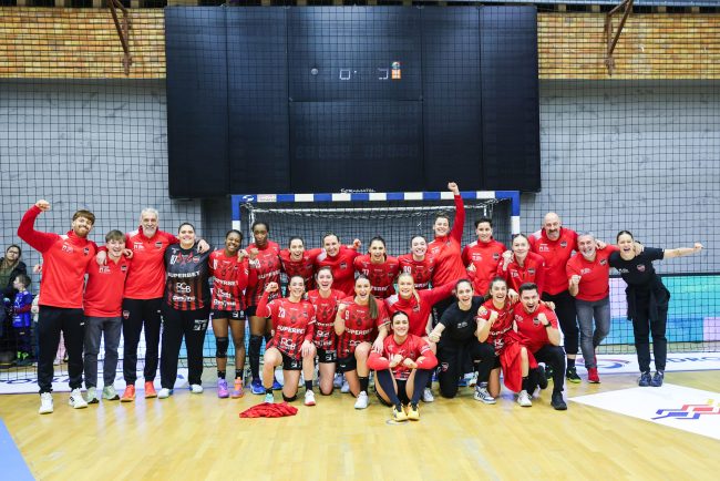 Gloria Bistrita invinge SCM Ramnicu Valcea recuperand un deficit de 7 goluri si revine pe primul loc in clasamentul Ligii Florilor