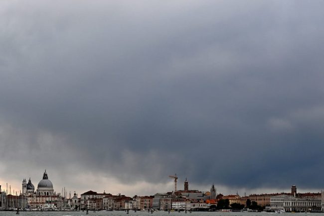 Juriul Bienalei de la Venetia isi da demisia din cauza deciziei de a accepta participarea Rusiei
