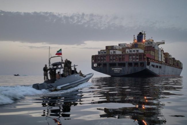 MAE Patru romani au fost capturati de iranieni pe o nava care incerca sa trecem prin Stramtoarea