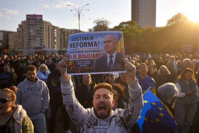 Miting pro Bolojan in Piata Victoriei cu doua zile inainte de votul motiunii de cenzura