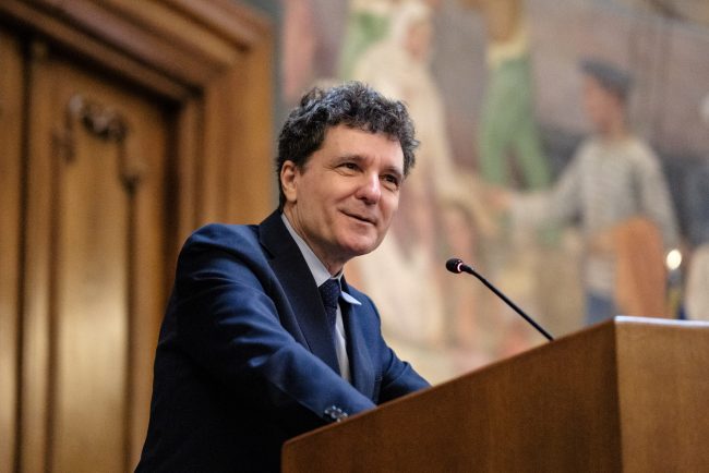 Nicuser Dan intrebat daca il va decora pe Chivu dupa performanta obtinuta cu Inter Ne gandim la asta