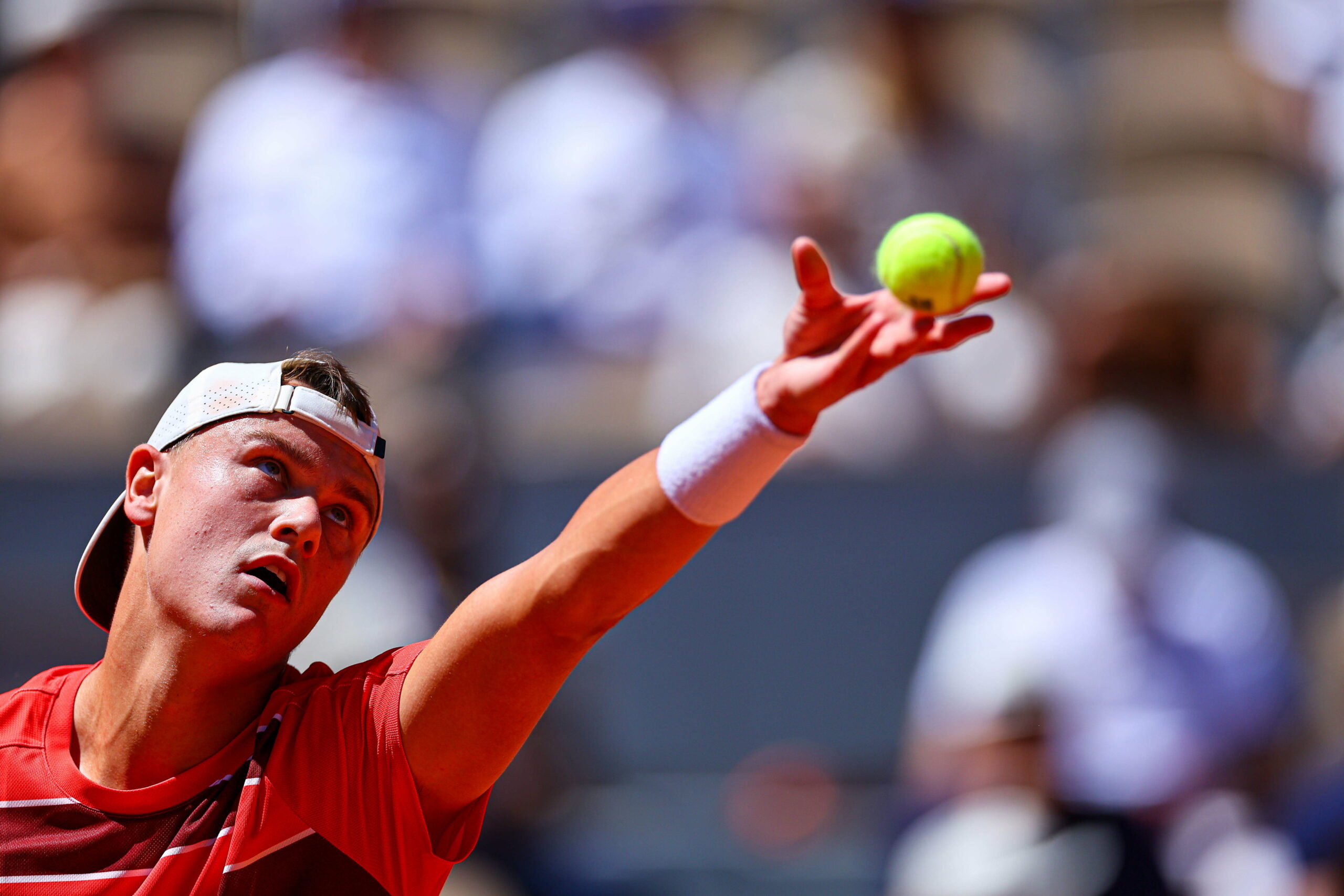 Tenismenul danez Holger Rune fost jucator in Top 4 mondial isi amana revenirea dupa accidentarea grava suferita in 2025 Nu participa la Roland Garros