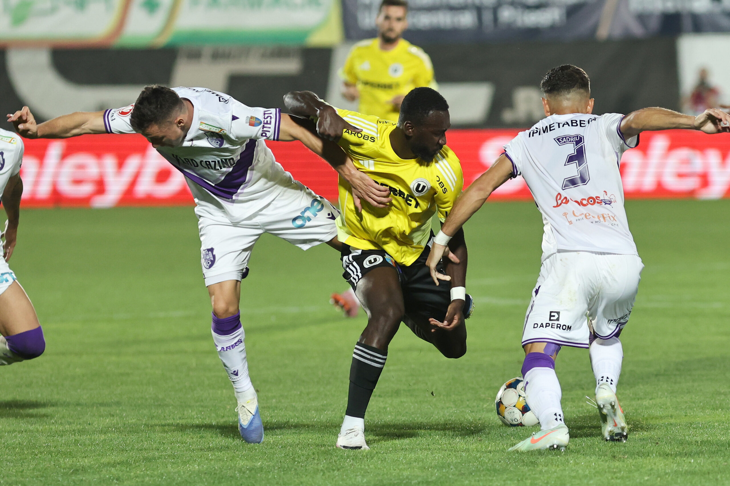 Trei meciuri programate sambata in Superliga de fotbal Universitatea Cluj FC Arges singurul meci din play off