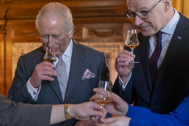 Trump anuleaza tarifele pentru whisky ul scotian dupa vizita Regelui Charles