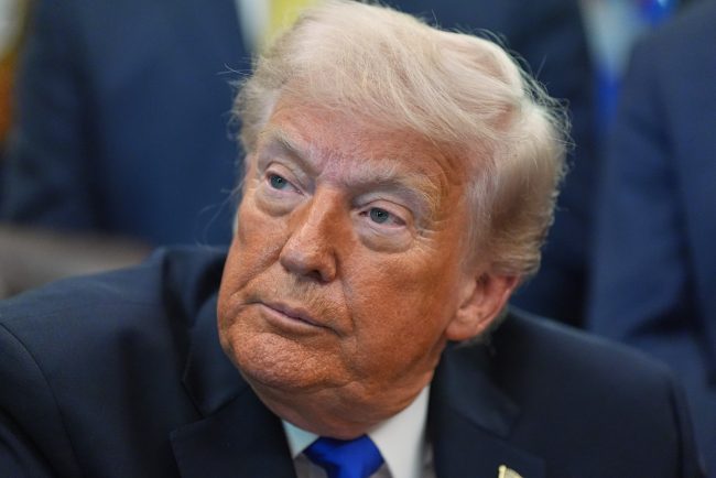Trump avertizeaza ca va majora tarifele pentru automobilele din UE la 25