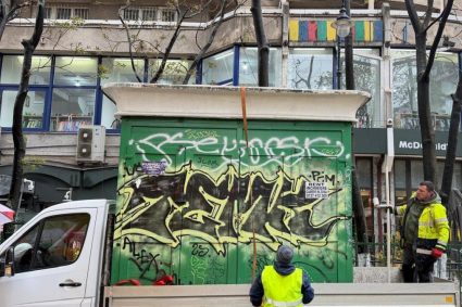 Un chiosc uitat timp de 20 de ani in centrul Bucurestiului a fost demolat de autoritati Imagini cu ce