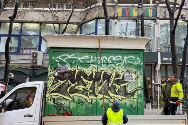 Un chiosc uitat timp de 20 de ani in centrul Bucurestiului a fost demolat de autoritati Imagini cu ceea ce