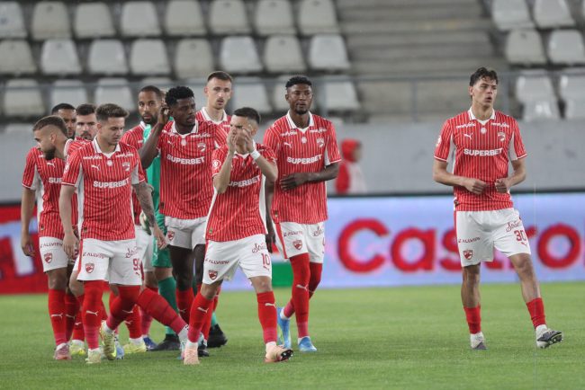 derby cu europa pe masa dinamo si fcsb se confrunta intr un meci deciziv actualizare echipele de start