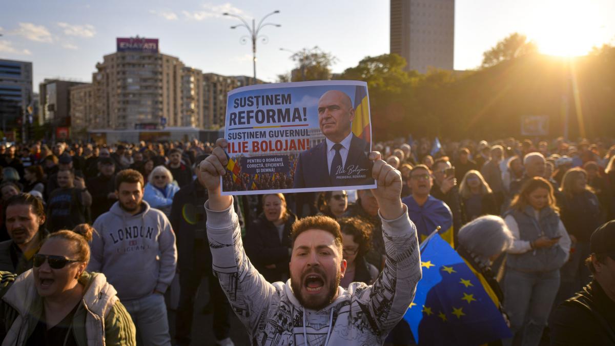 miting de sustinere pentru bolojan in piata victoriei cu doua zile inainte de motiunea de cenzura