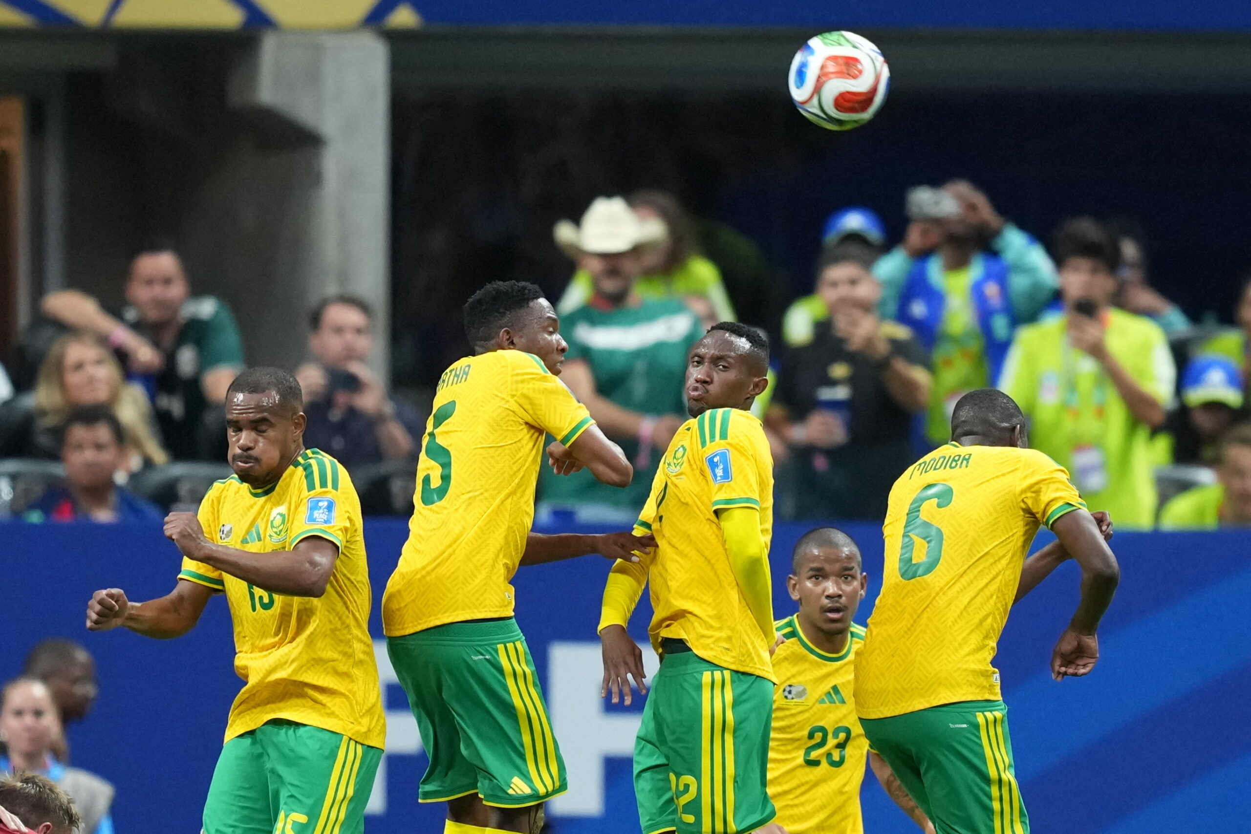 Africa de Sud avanseaza pentru prima data in istorie din faza grupelor la Campionatul Mondial de fotbal