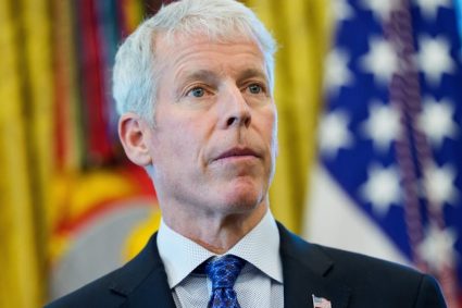 Armata americană escortează un număr tot mai mare de tancuri cu petrol prin strâmtoarea Hormuz, susține secretarul energiei.