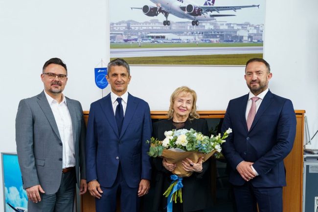 Cea mai avansata aeronava din flota TAROM va fi numita dupa Mircea Lucescu