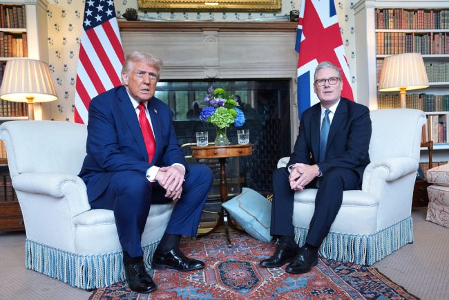 De ce Marea Britanie si America nu pot impiedica demiterea liderilor lor