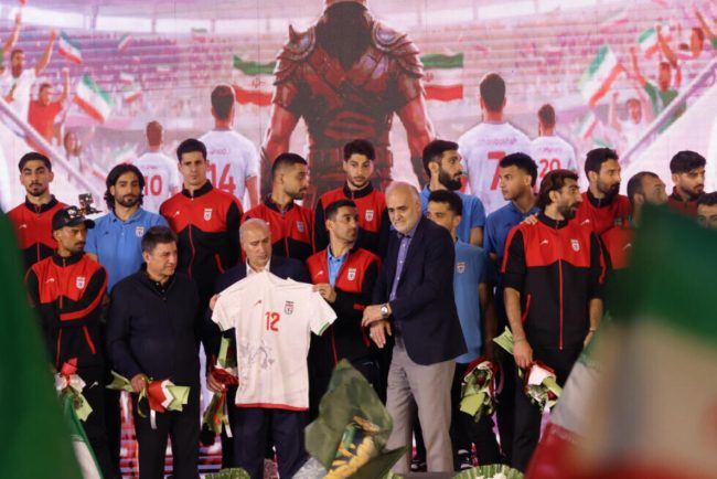 Echipa de fotbal a Iranului pregatita sa participe la Cupa Mondiala Unii oficiali inca ateapta vizele pentru Statele Unite