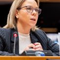 Femeia care sprijina extrema dreapta a Europei in intrarea in Bruxelles
