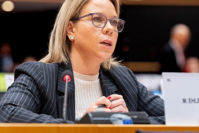 Femeia care sprijina extrema dreapta a Europei in intrarea in Bruxelles