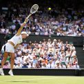Iga Swiatek isi incepe apararea trofeului de la Wimbledon cu o victorie in trei seturi