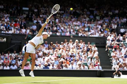 Iga Swiatek își începe apărarea trofeului de la Wimbledon cu o victorie în trei seturi.