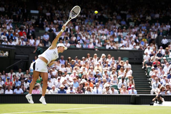 Iga Swiatek isi incepe apararea trofeului de la Wimbledon cu o victorie in trei seturi