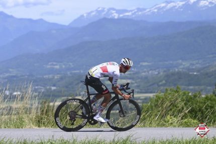 Isaac del Toro castiga etapa sef a Turului Auvergne Rhone Alpes principala competitie pregatitoare pentru Turul Frantei la ciclism in timp ce Tuckwell pastreaza conducerea in clasamentul general