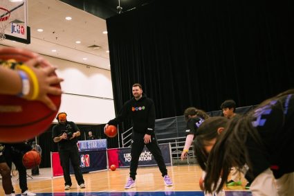 Luka Dončić, vedeta din NBA, inițiază un program global de susținere pentru tinerii sportivi, oferind burse de până la 25.000 de dolari.