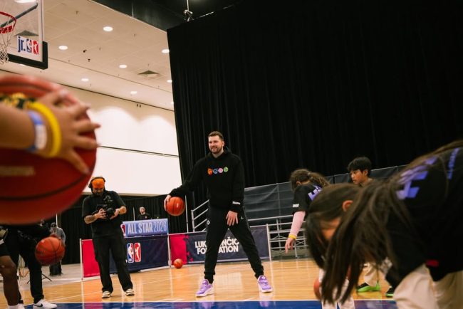 Luka Doncic vedeta din NBA initiaza un program global de sustinere pentru tinerii sportivi oferind burse de pana la 25000 de dolari