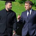 Macron si Zelenskyy surprinsi de camera discutand strategii pentru a l aborda pe Trump